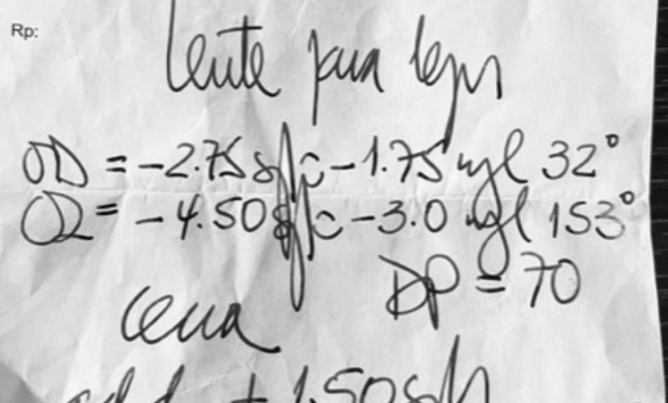 Receta oftalmológica manuscrita con la graduación escrita a mano